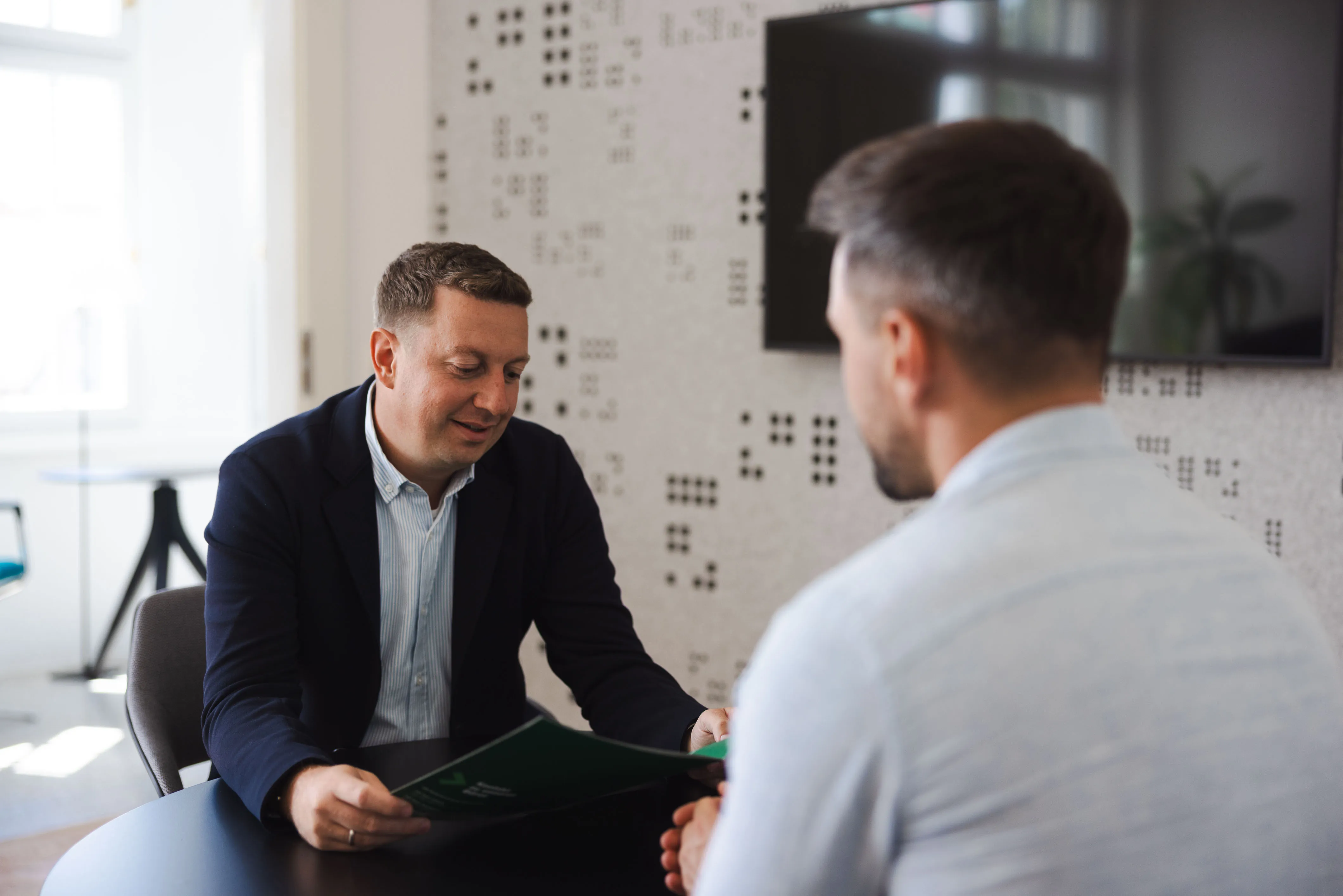 Beratungsgespräch am Besprechungstisch im Coburger Büro
