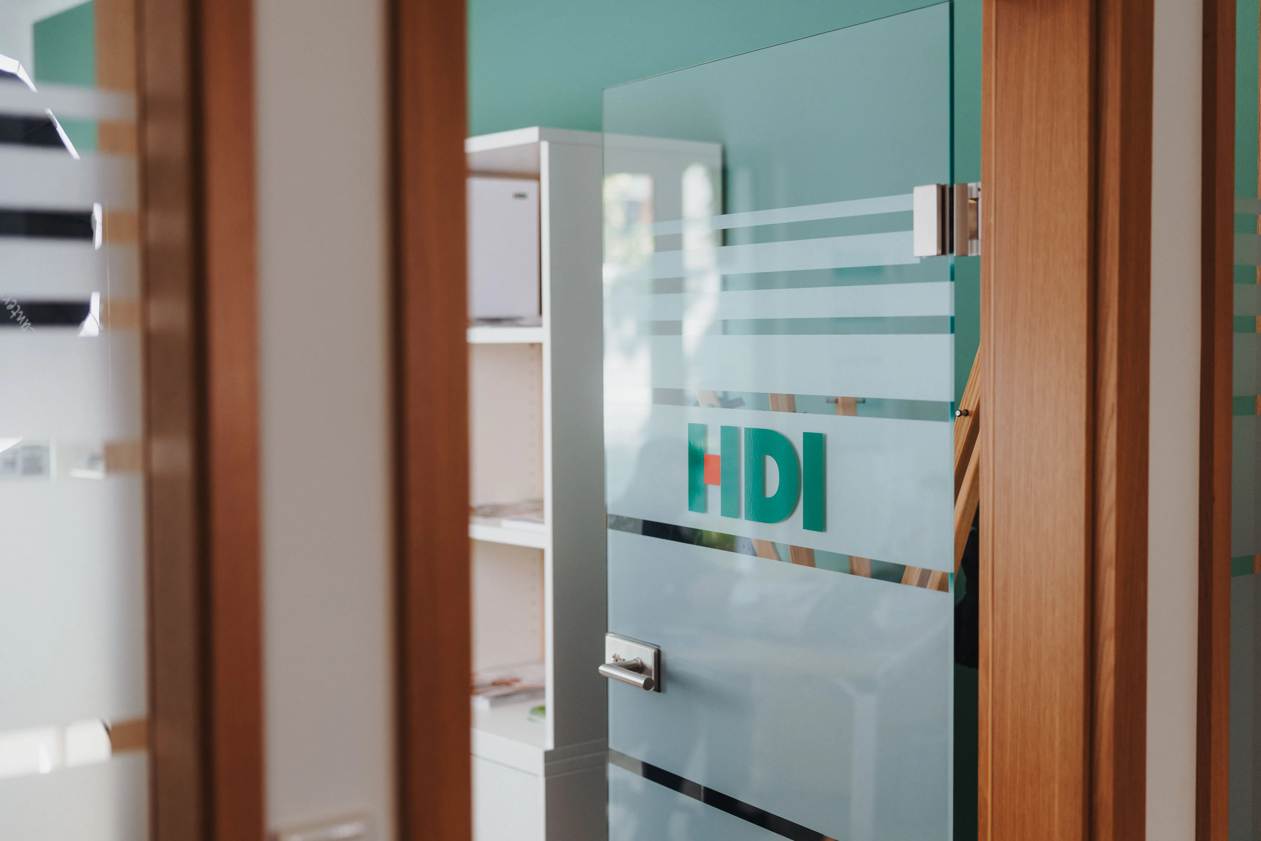 Glastür mit HDI-Logo im Neustädter Büro am Arnoldplatz