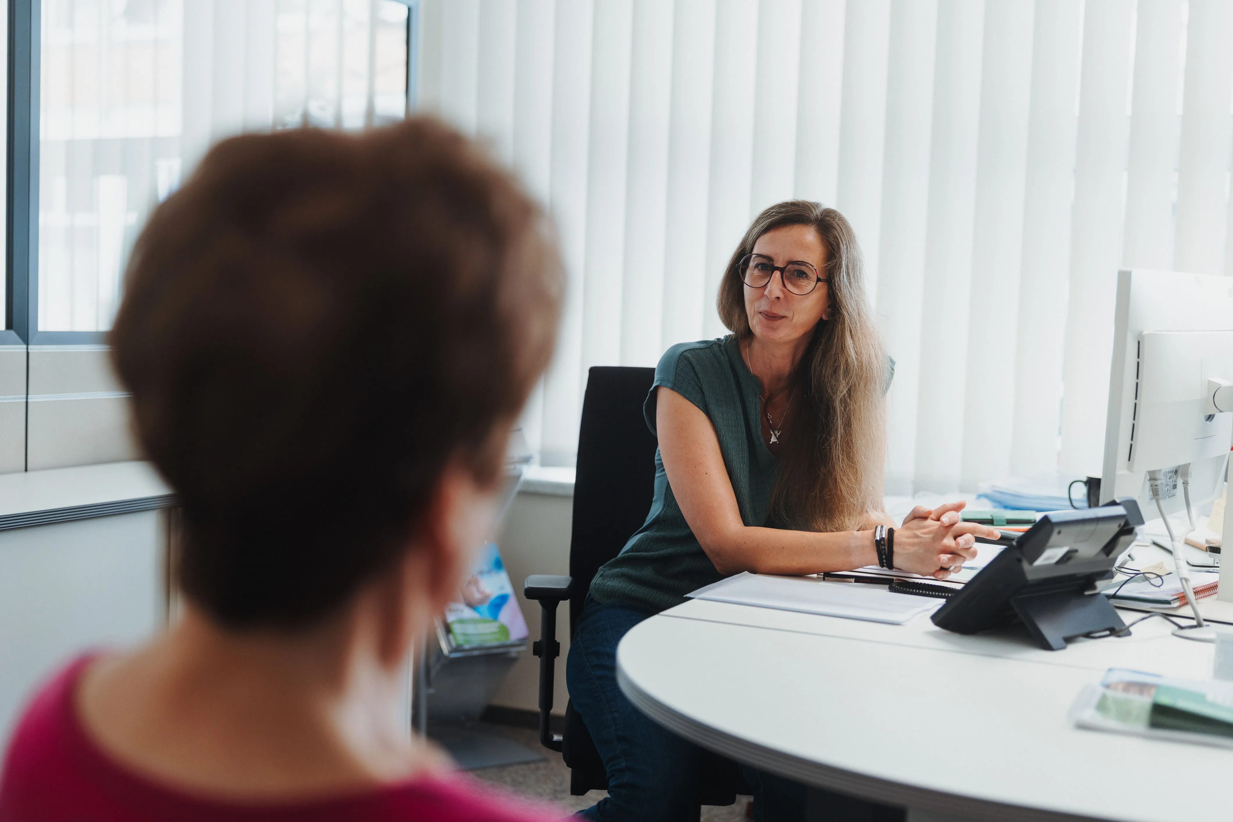 Persönliches Gespräch am Schreibtisch im Sonneberger Büro