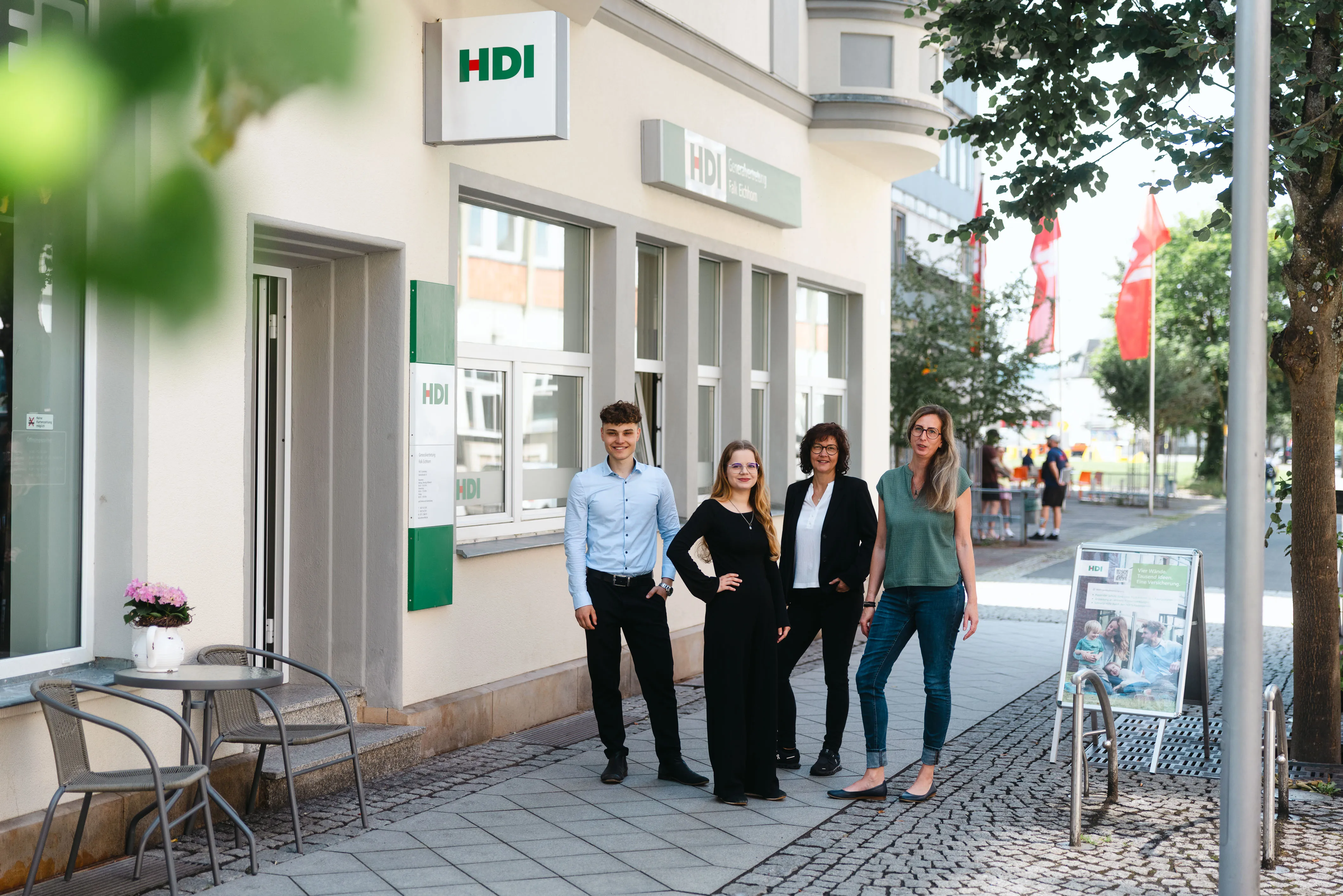 Das Sonneberger Team vor dem Büro in der Bahnhofstraße 59
