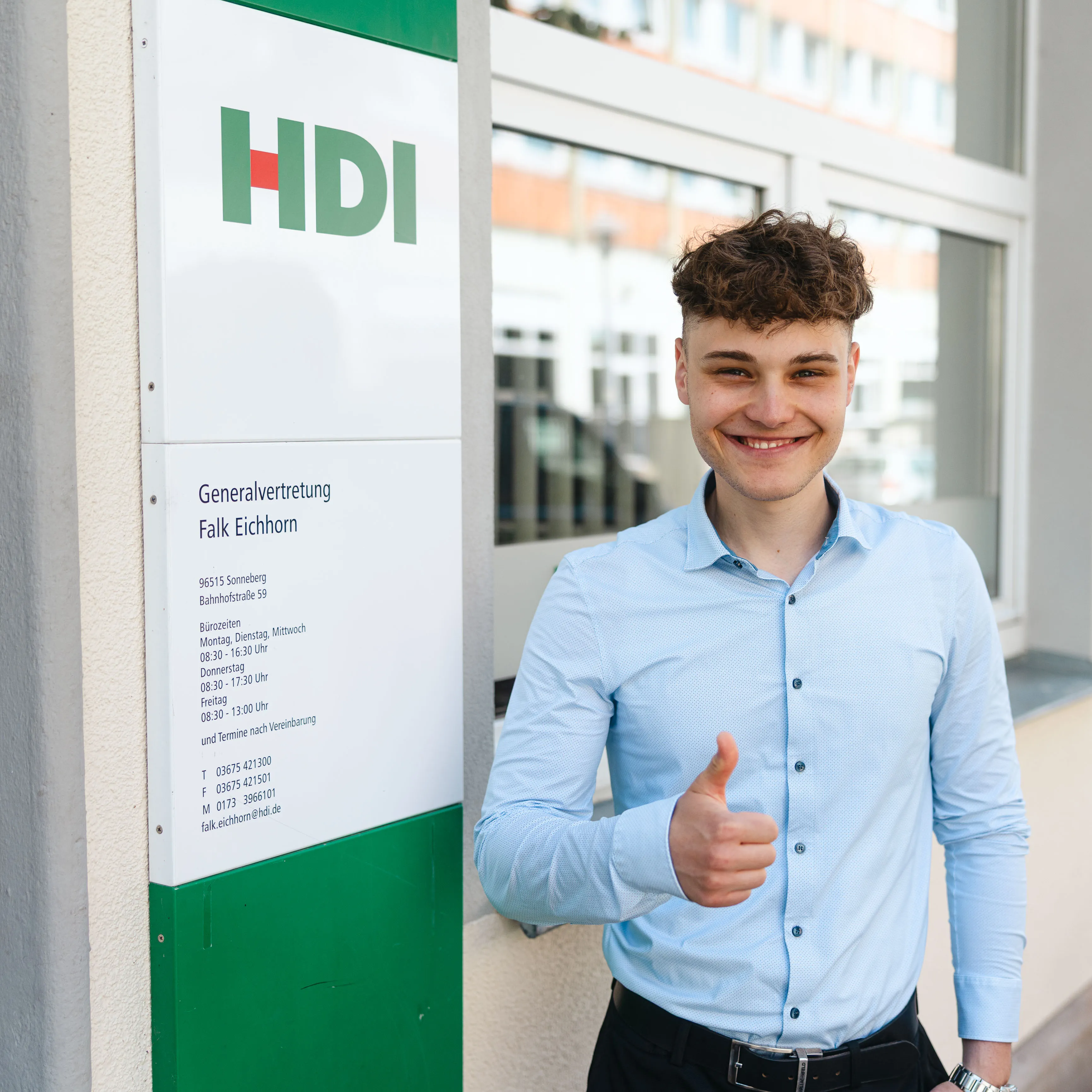 Mitarbeiter vor dem HDI-Schild am Sonneberger Büro